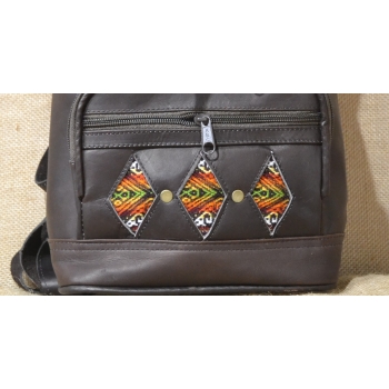 Plecak etniczny ze skóry ciemnobrązowy.